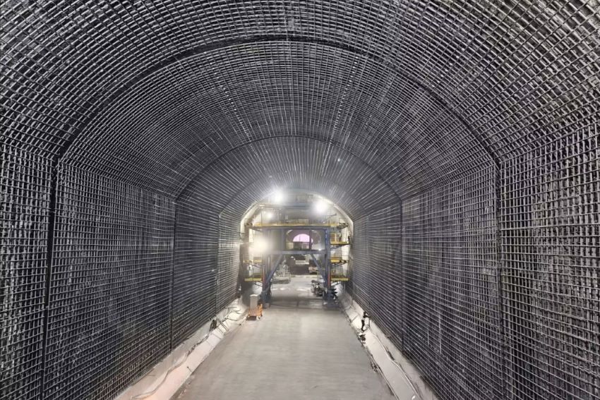 孟底沟水电站导流洞钢筋搭设效果。中国水利水电第四工程局供图