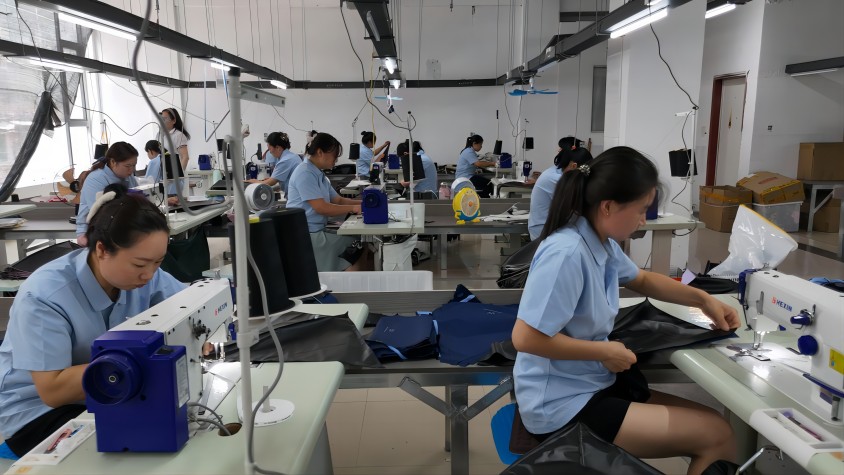 “长赤恒翔雨具富民幸福工坊”的工人们正在制作雨伞。南江县委宣传部供图