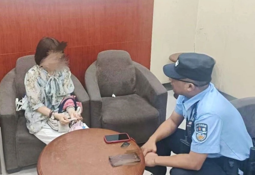 民警徐名川正在耐心细致的劝导廖女士。成都天府公安供图