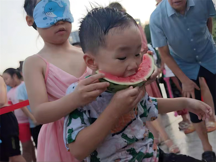 孩子们高兴地参与蒙眼吃西瓜活动。翠屏区融媒体中心供图