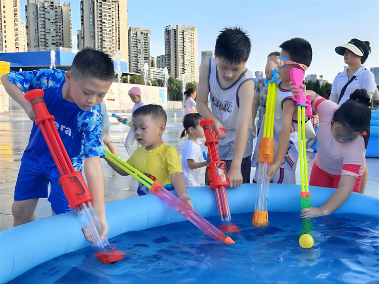 趣味活动让孩子们感受清凉夏日。翠屏区融媒体中心供图