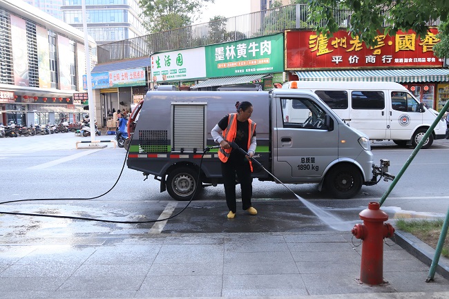 環衛保潔。榮縣融媒供圖