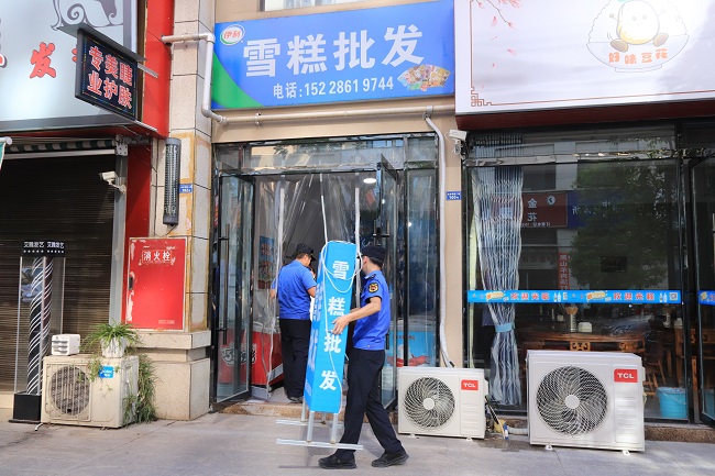 青阳中队综合执法。荣县融媒供图