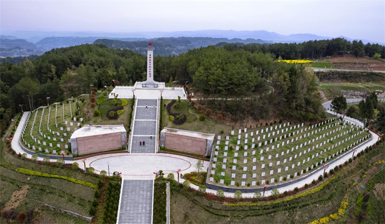 黃貓埡戰斗烈士陵園紀念碑。張文忠攝