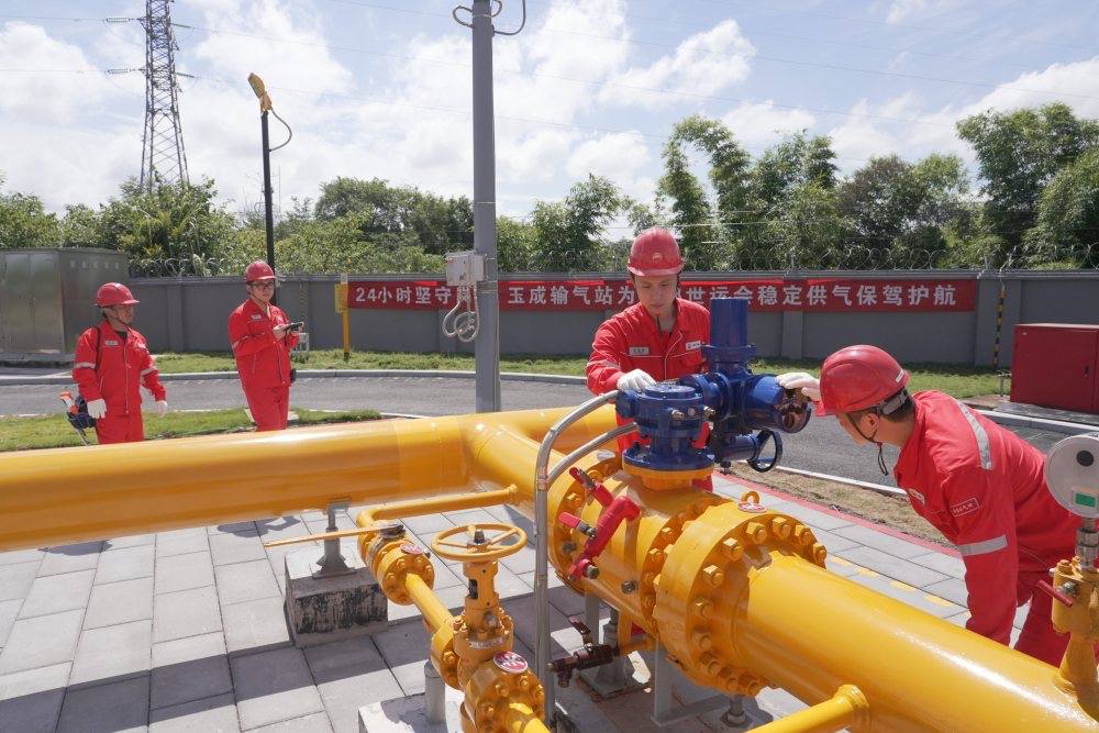 玉成站值班員工集中巡檢。鄭劍雄攝