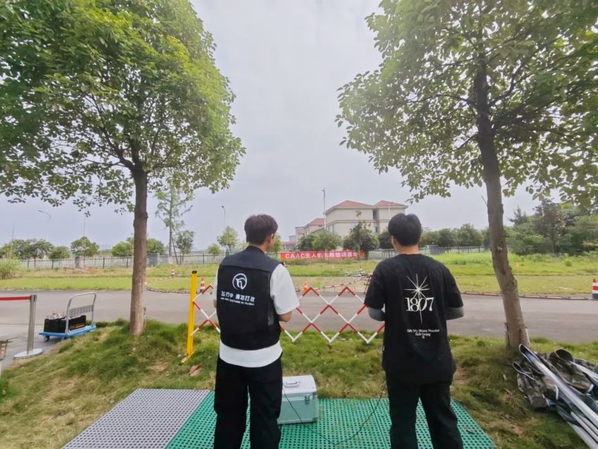 工作人員進行測量。耿楠攝