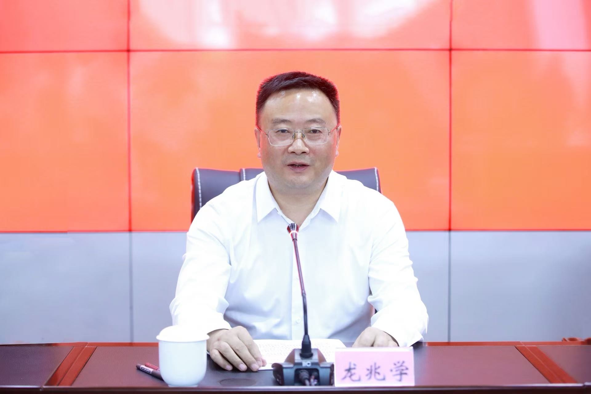 龙兆学介绍推进广元现代化建设情况。刘仁供图