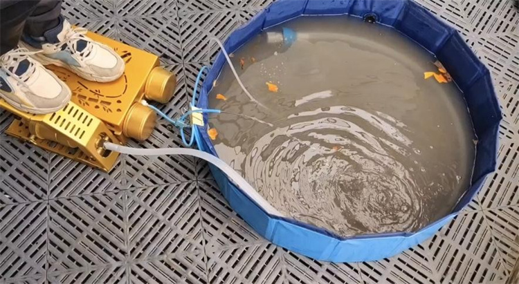 脚踏式反渗透净水器。郑栋梁供图
