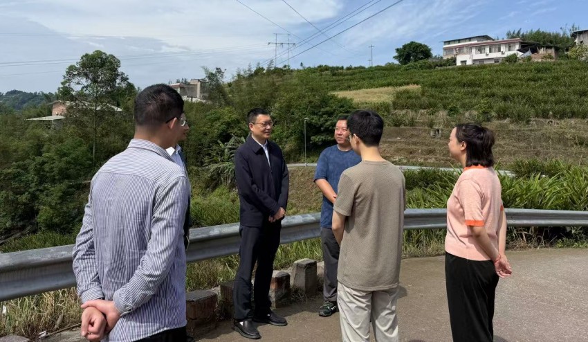 四川长江担保集团工作人员前往乡村实地考察调研。受访者供图