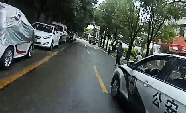 民警上前对喻某某进行控制。新都公安供图