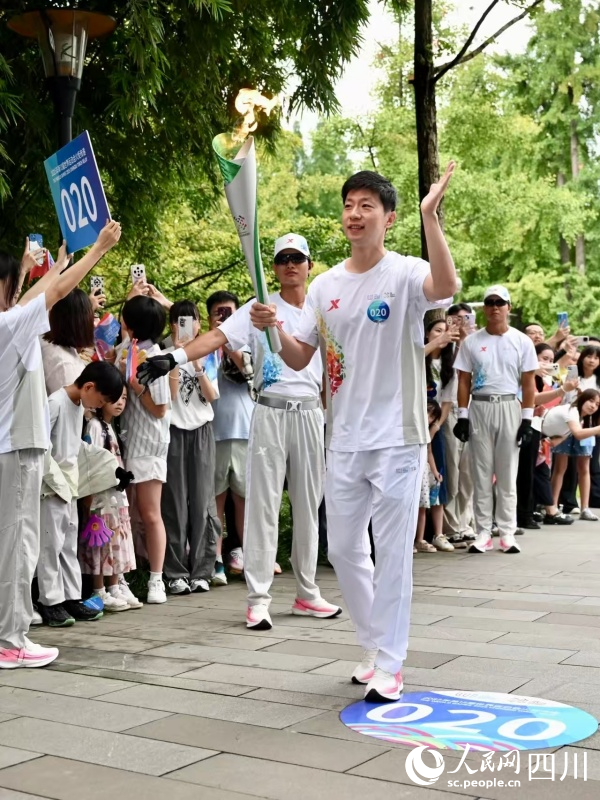 马龙在传递火炬。成都世运会执委会供图