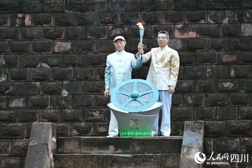 三星堆博物馆与金沙遗址博物馆博物馆两位原馆长肖先进、朱章义共同采火。成都世运会执委会供图