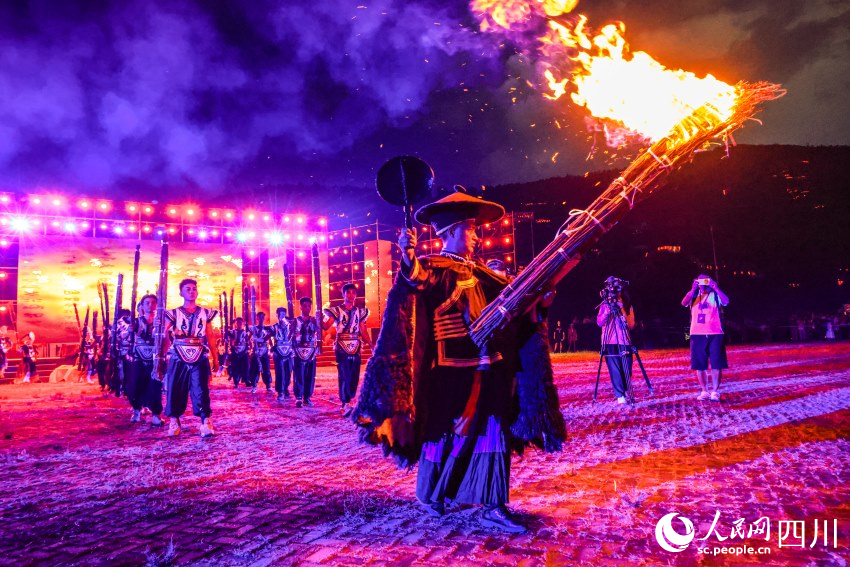火把節點火儀式。西昌融媒體中心供圖
