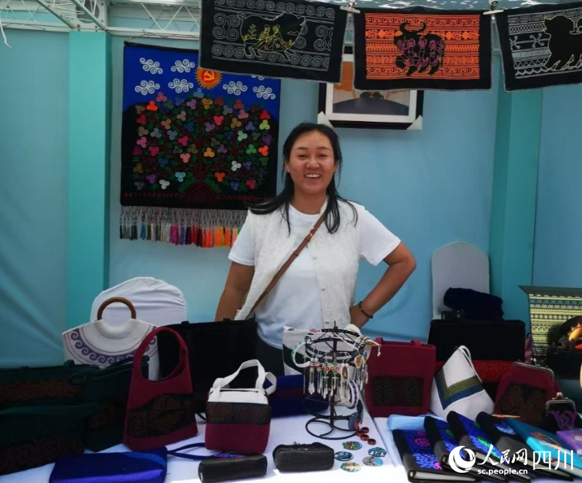 彝繡文創產品。市民駱振軒攝
