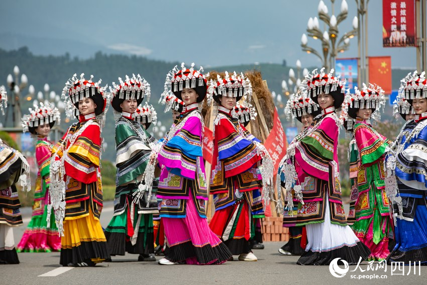 金陽沙瑪彝族服飾走秀。西昌融媒體中心供圖