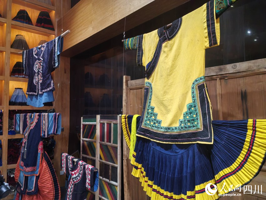 西梅見物工作室彝繡展品。人民網記者 劉海天攝