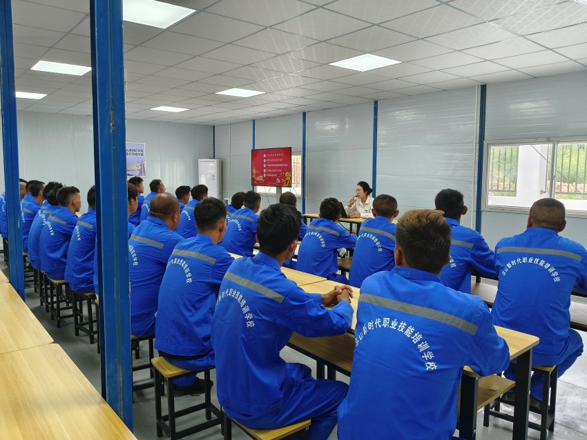 参培学员学习法律知识。张果摄