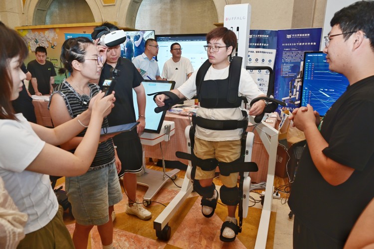 市民体验智能康复机器人。崇州市融媒体中心供图