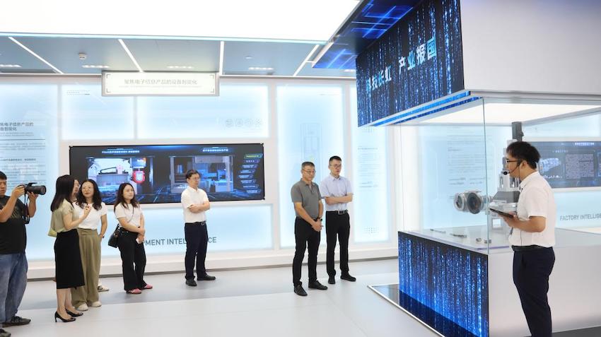 长虹控股集团“智改数转”成果展示。成都市国资委供图