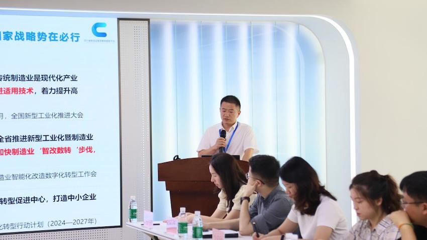 交流座谈环节，赋能平台负责人解答媒体提问。成都市国资委供图