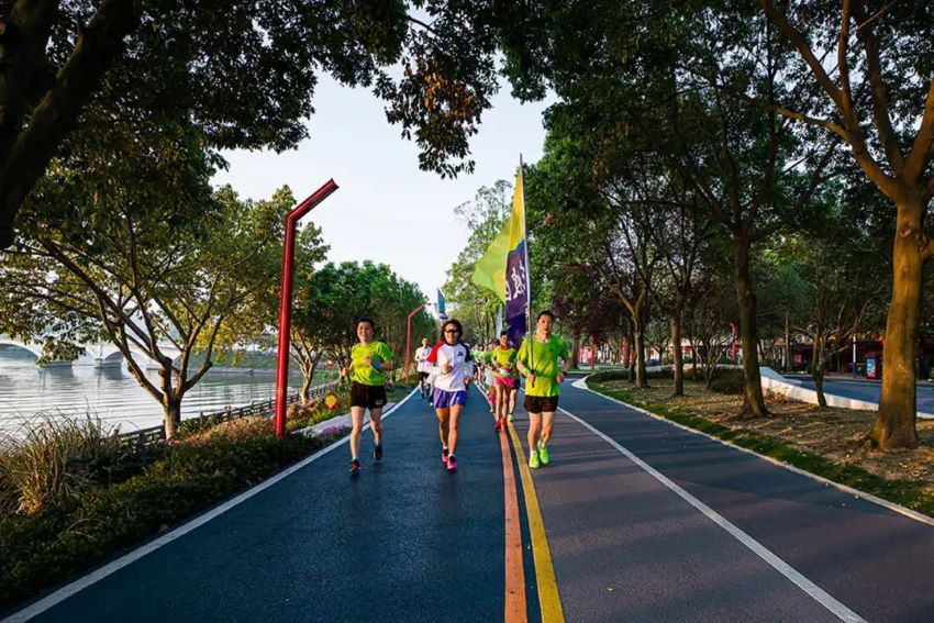 跑步爱好者沿着东坡湖畔晨跑。东坡区融媒体中心供图