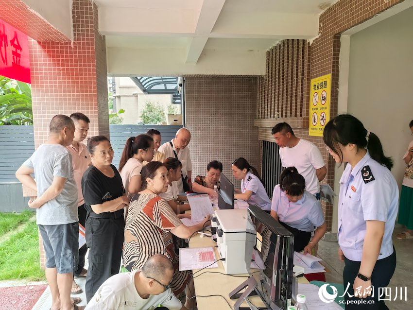 金悦华府小区，遂宁市不动产登记中心工作人员现场受理业主办证业务。欧欢摄