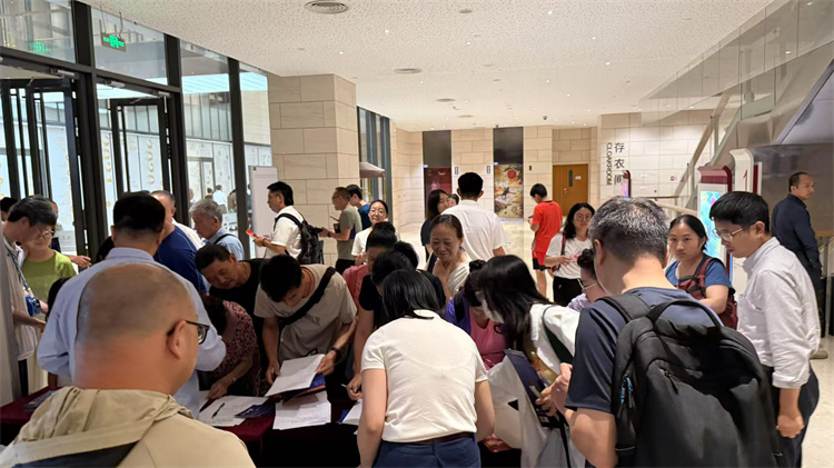 北京市民排队领取丁宝桢的演出资料。成都市文广旅局供图