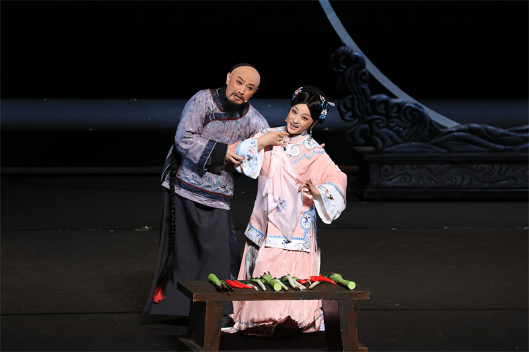 丁宝桢与夫人钟春兰演绎勤俭持家。成都市文广旅局供图