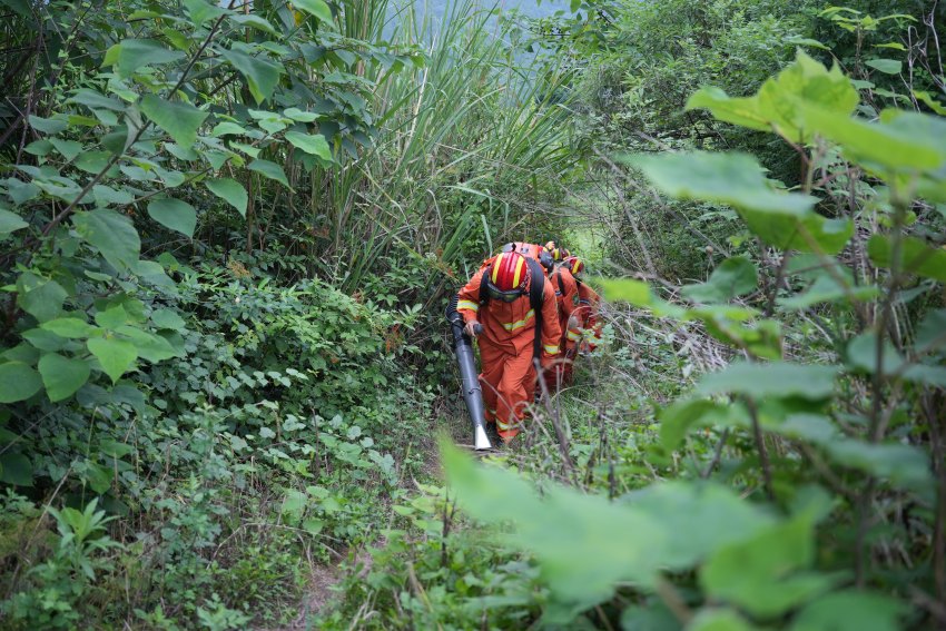 消防员巡查区域的林情、地貌、路线、水源、卡点值守等情况。眉山天府新区消防救援大队供图