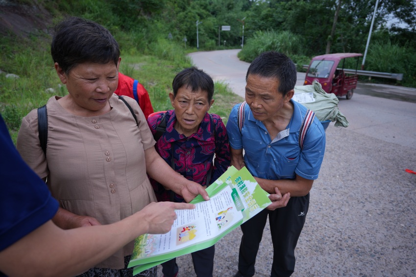 消防员正在给村民宣讲森林防火知识。眉山天府新区消防救援大队供图