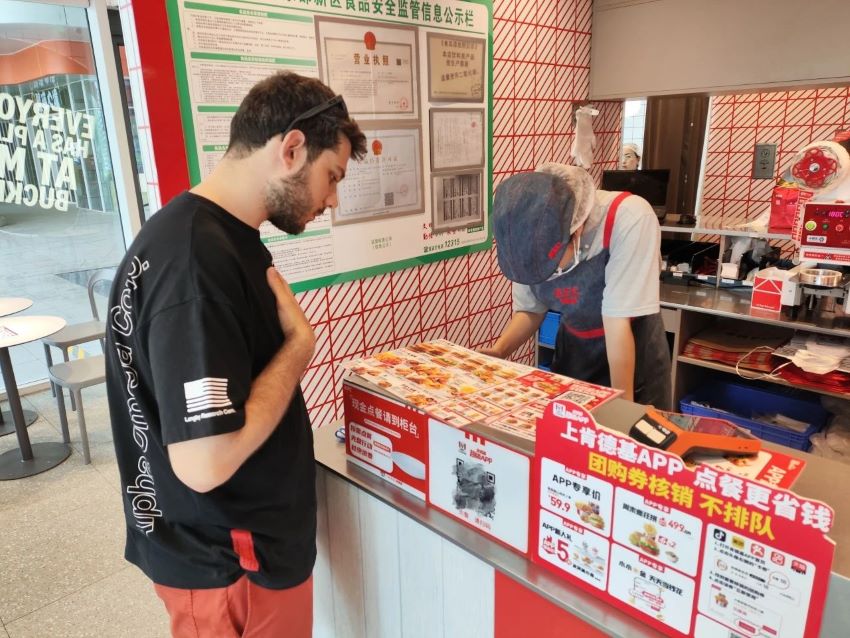 吉米在肯德基點餐。成都東部新區宣傳部供圖
