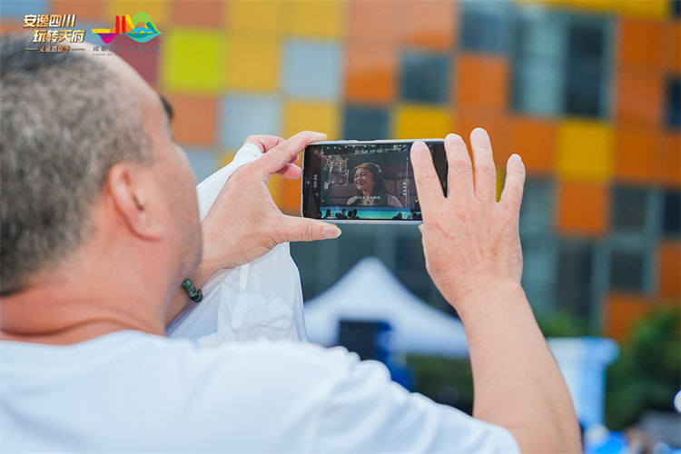 市民拍下精彩节目。主办方供图