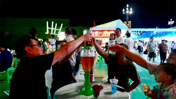 亲朋好友举杯。旺苍县融媒体中心供图