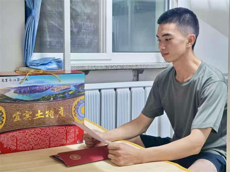 彭怀战士收到书信。翠屏区融媒体中心供图