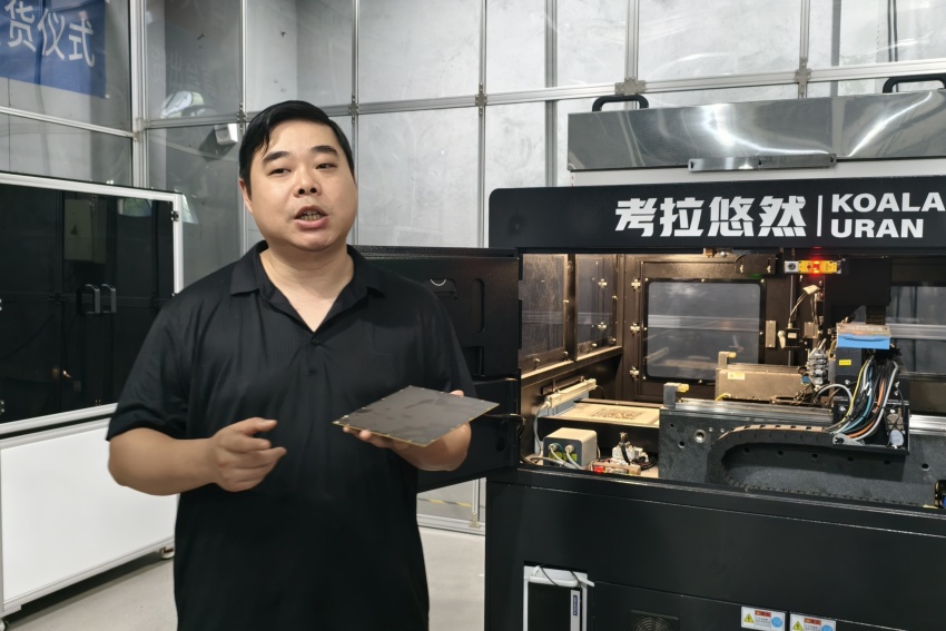 车间内，考拉悠然智能检测事业部首席科学家贾可正在为大家做讲解。人民网 赵祖乐摄