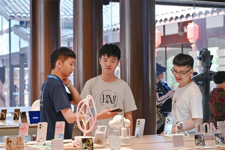 消费者在青羊区特色街区选购商品。郑栋梁供图