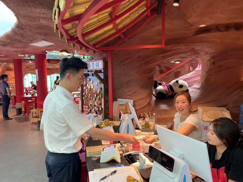 工商银行成都分行工作人员上门为商户配送“零钱包”。邓涵文摄