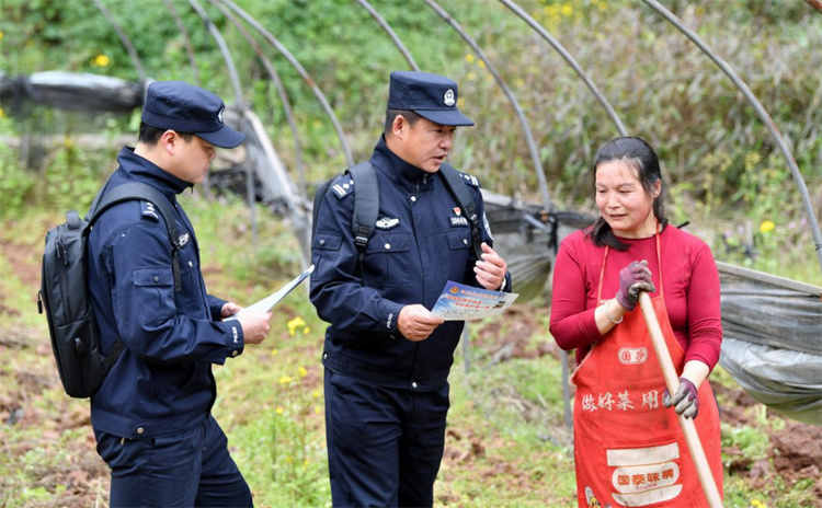 民警向村民讲解反诈知识。刘诗琪供图