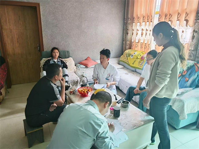 童栋栋前往当场村民家里做健康回访。四川省第四人民医院供图