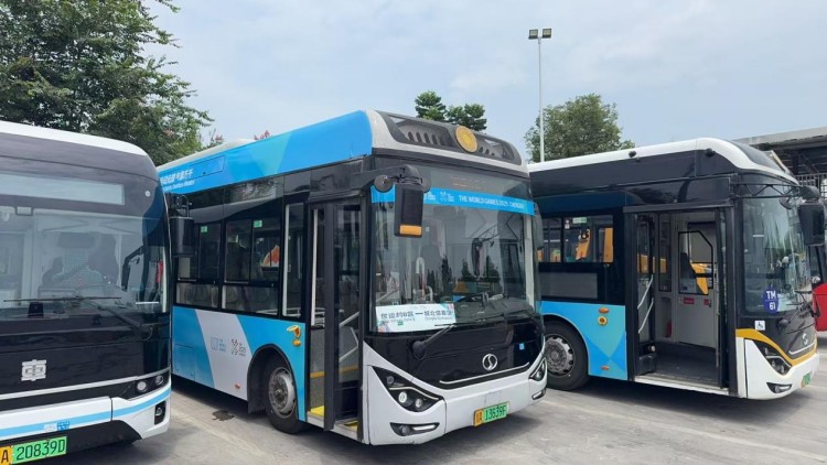 由东方氢能提供的世运会专线氢能公交车整装待发。成都市税务局供图