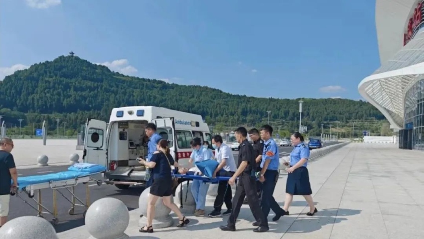 患兒被及時送醫。廣元車務段供圖