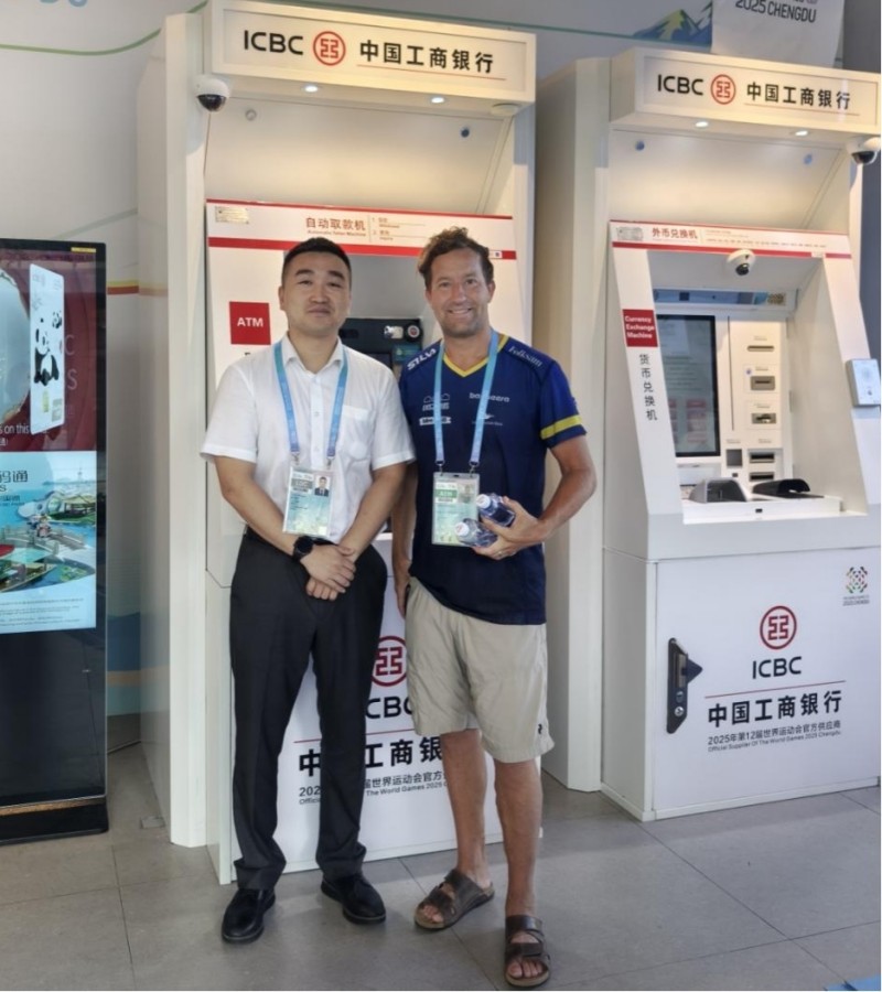 世运村A区商业街首笔ATM外卡取现成功。陈明旭摄