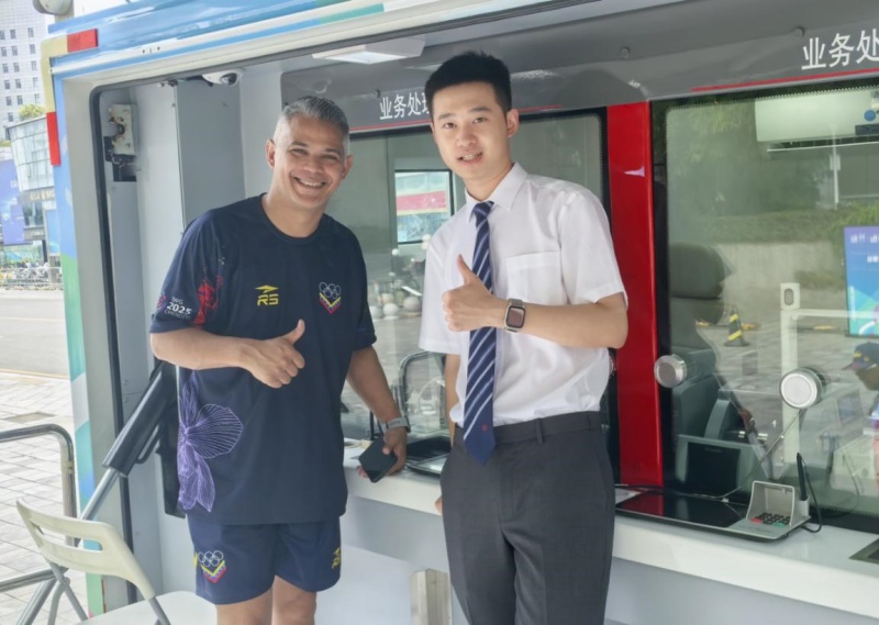 首笔外币兑换业务在流动银行车完成。李玥熹摄