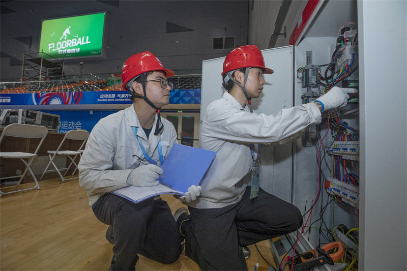 世運首賽場館新都香城體育中心包保團隊在檢查比賽場地供電線路。陳紅梅攝