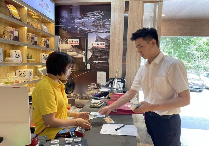 工商银行成都实业街支行为宽窄巷子定点商户配置零钱包。龚航摄