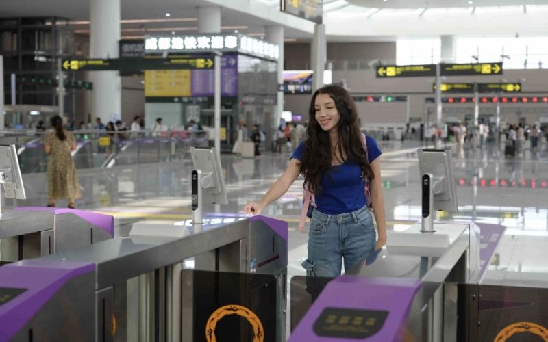 萨尔瓦多游客Maria在天府国际机场刷境外万事达卡乘坐成都地铁。龚航摄