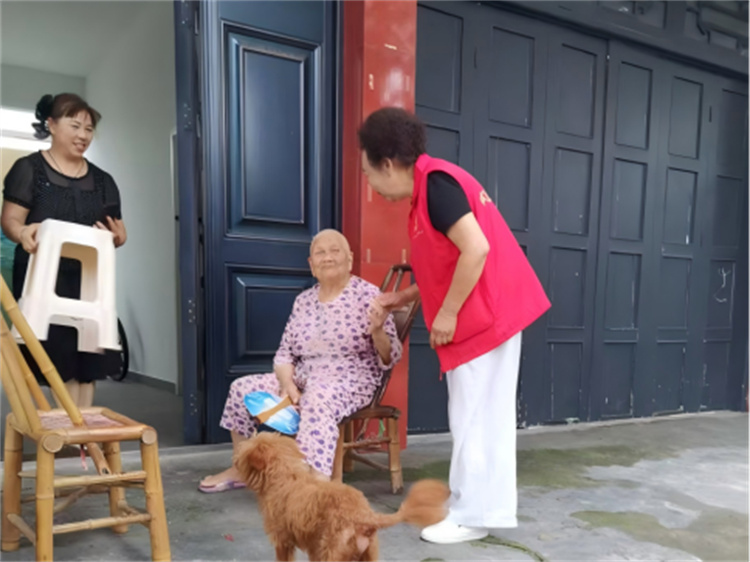 葉時俊了解居民生活情況。