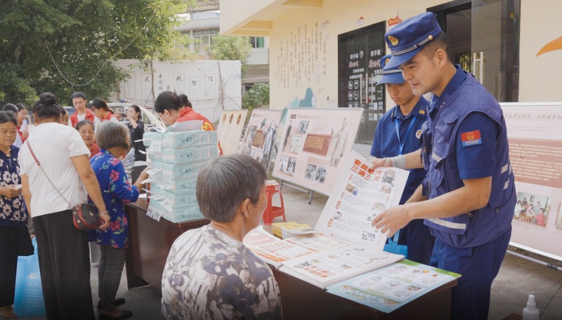 开展爱心集市宣传志愿服务活动现场。眉山天府新区消防救援大队供图