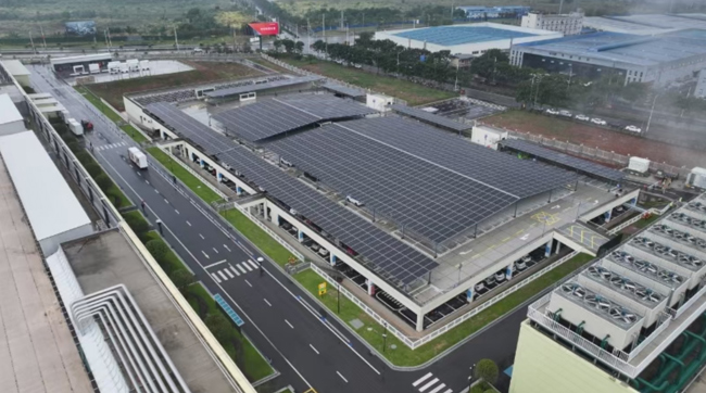 安裝在廠房頂部的太陽能板。金堂縣委宣傳部供圖