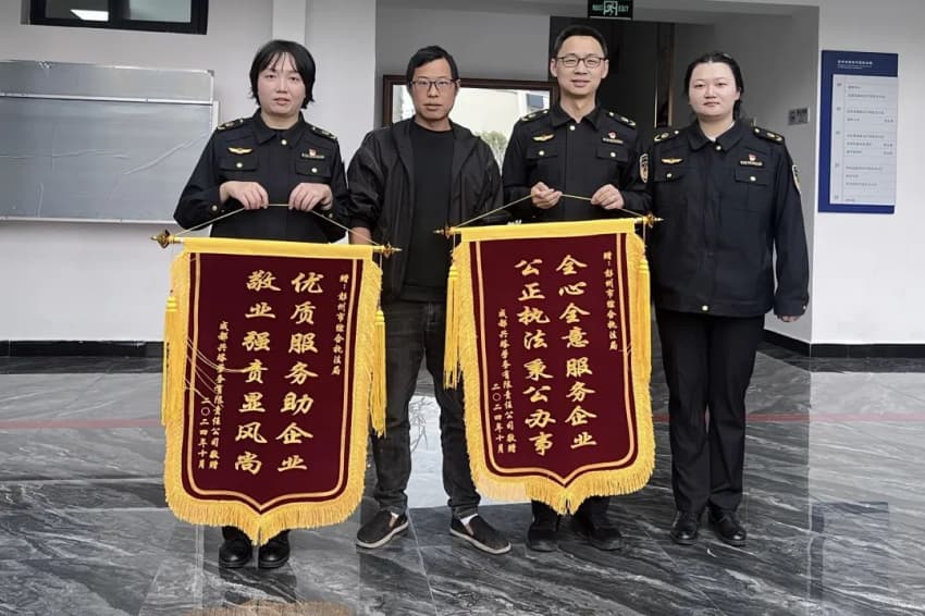 服务营商环境，为企业健康发展保驾护航。彭州市综合行政执法局供图